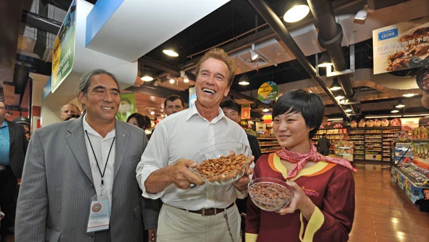 Schwarzenegger, Palin trade Twitter jabs