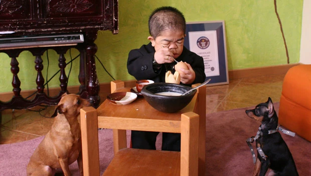Colombian is world's shortest man at 27 inches