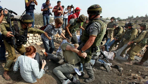 Israel closes checkpoint near Ramallah