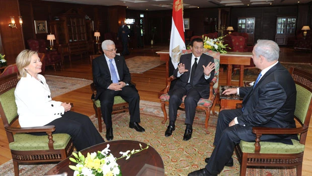 Mideast leaders meet, Clinton says 'time is ripe'