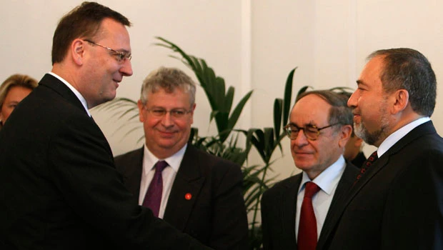 Lieberman backs away from land swap proposal