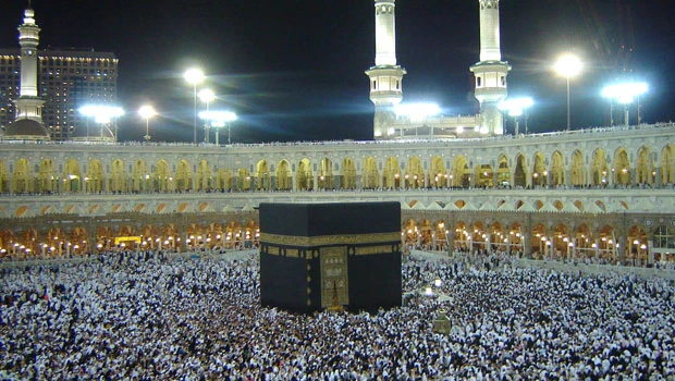 Mobile ringtones, camera flashes disturb Grand Mosque tranquility