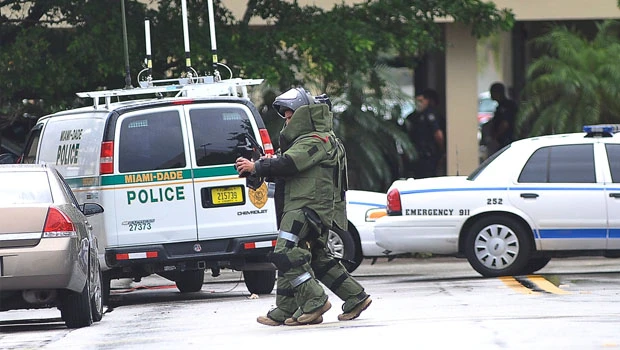US bank robbers strap bomb to abducted teller