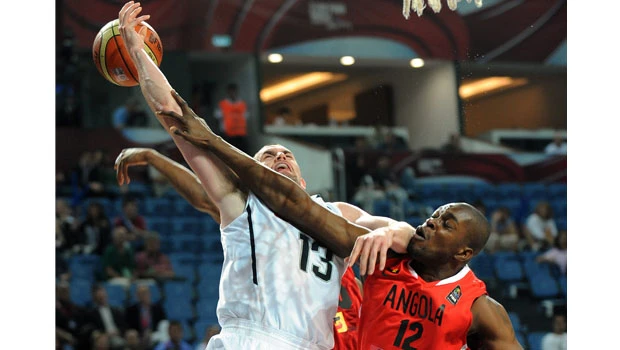 US beats Angola 121-66, reaches quarters at worlds