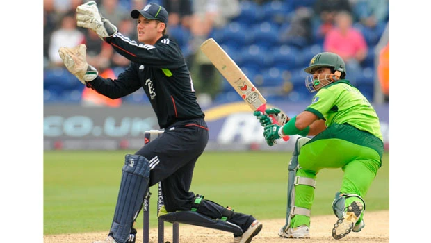 England beats Pakistan by 5 wickets