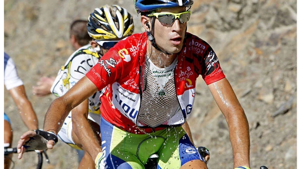 Italy's Nibali holds slender lead in Tour of Spain