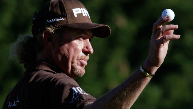 Jimenez sizzles to 61, grabs halfway lead