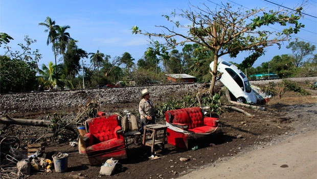 Large hurricane Igor moves north of Bermuda