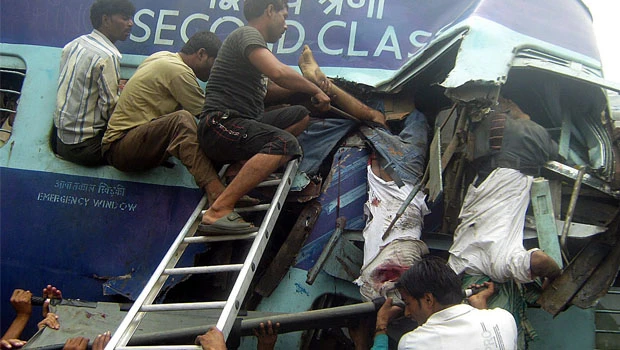 Central India train crash kills 20
