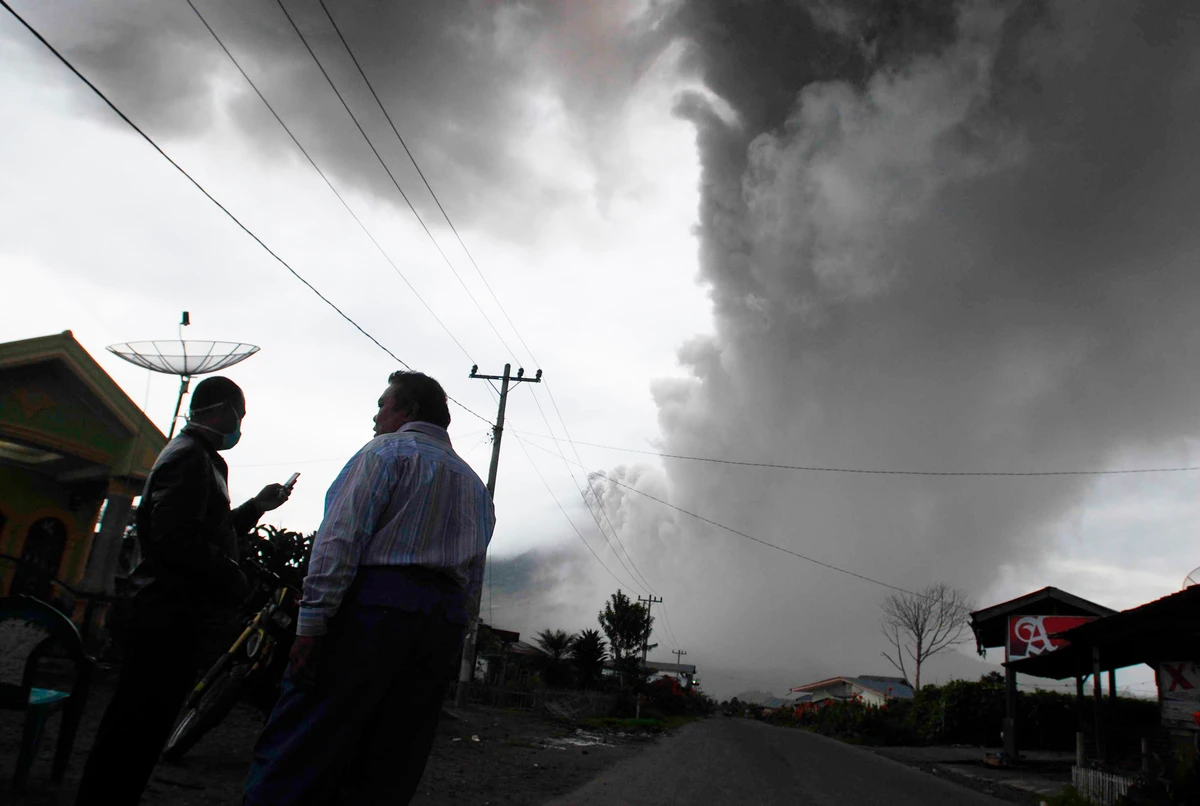 Indonesian volcano spews new burst of ash