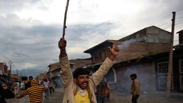 Six injured in fresh Kashmir violence