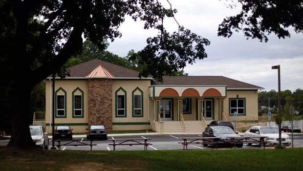 US mosque opens peacefully near synagogue, church