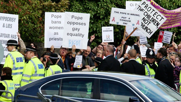6 cleaners arrested in UK in alleged terror threat to pope