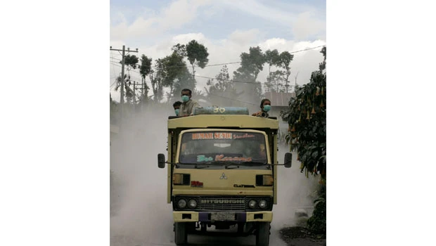 Indonesian volcano erupts again