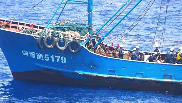 China suspends contacts as Japan boat row deepens