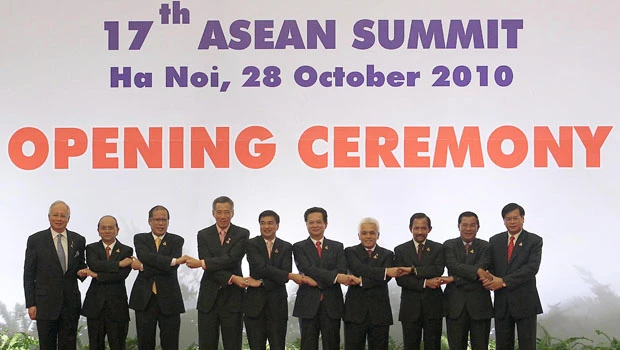 Asian leaders urge cooperation to ease currency woes