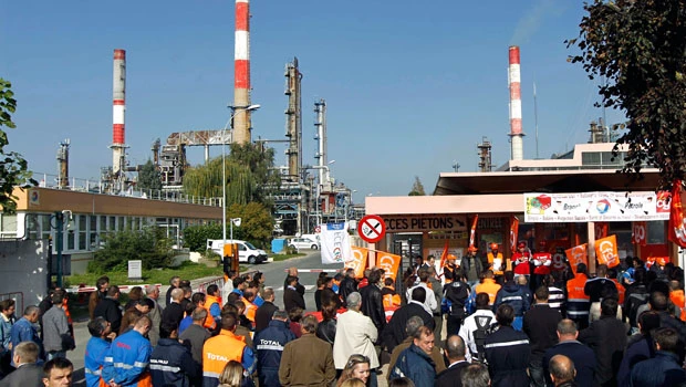French strikes block oil refineries, depots