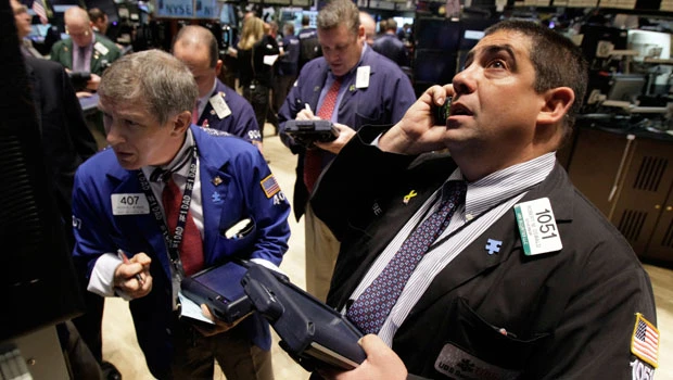 Oil prices rise as dollar falls
