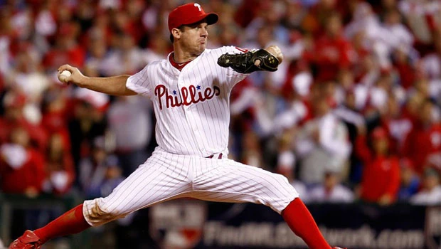 Oswalt, Rollins help Phillies even NLCS at 1-1