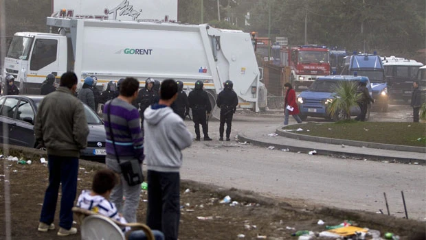 Berlusconi pledges to end Naples waste crisis
