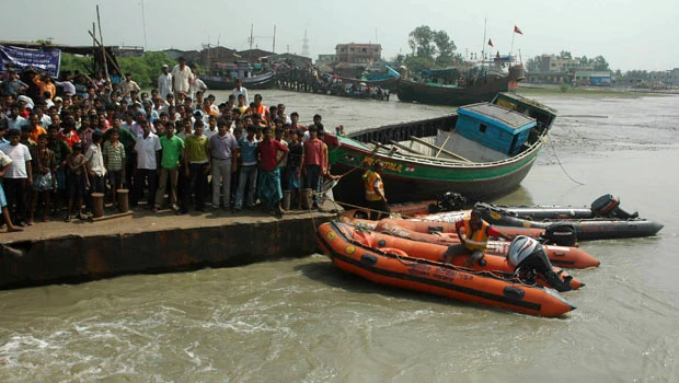 India suspends search after boat tragedy; 25 dead