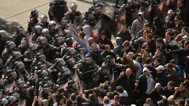 Serbian police, protesters battle on Belgrade streets