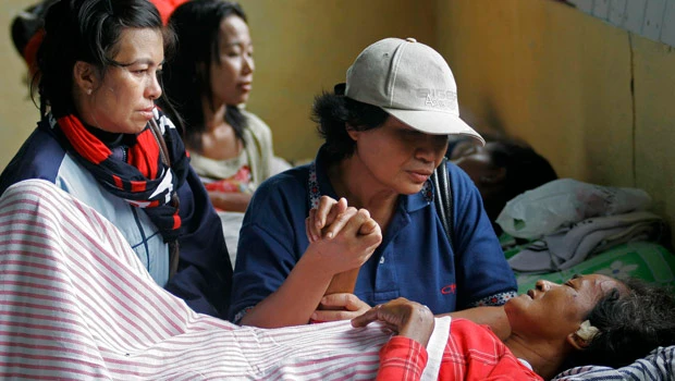 Bad weather slows aid to Indonesia tsunami victims