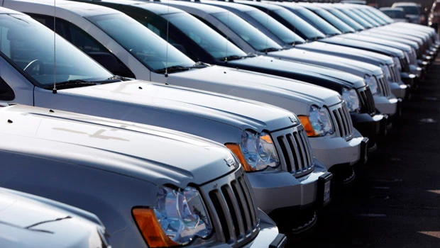 New Jeep helps Chrysler narrow loss, raise outlook