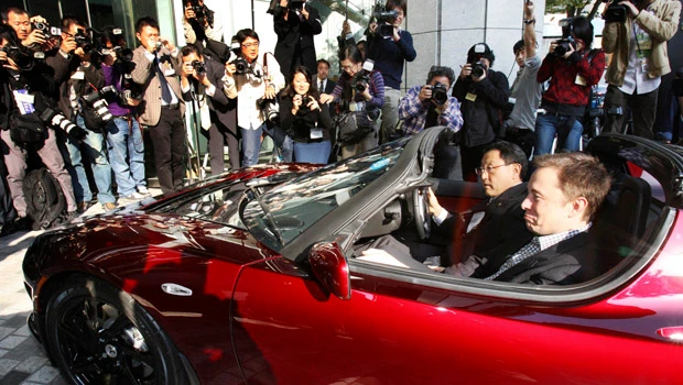 Toyota chief showcases Tesla friendship