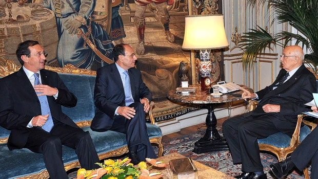 Berlusconi rating at new low as govt crisis worsens