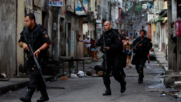 Rio police, backed by military, surround gang turf
