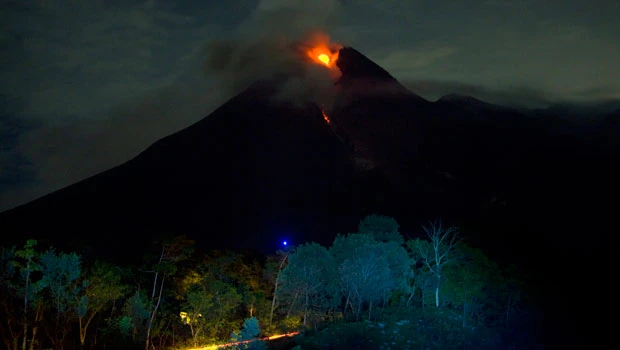 Indonesian volcano forces flight cancelations