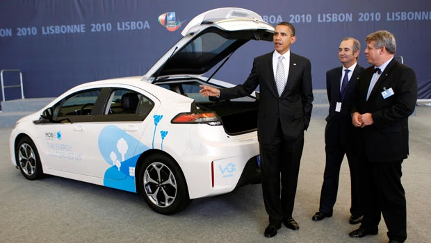 Obama promotes new GM hybrid