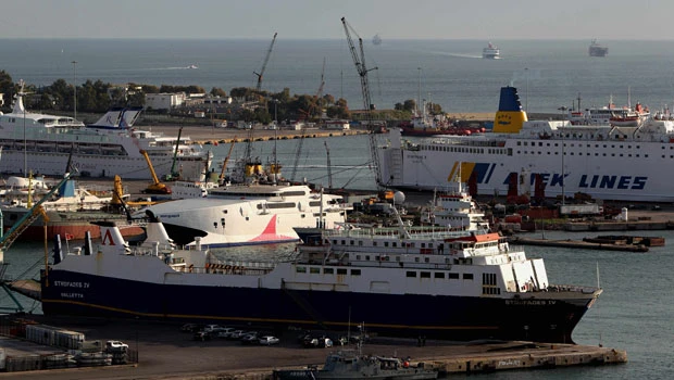Gaza activists leave stranded ship