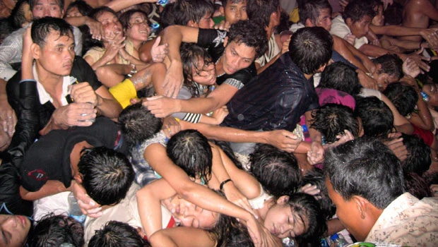 378 die in stampede at Cambodian festival