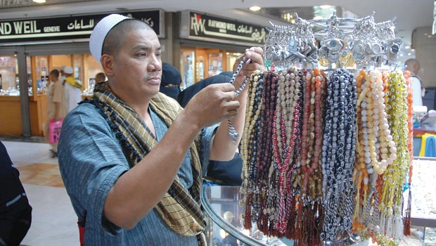 Vendors make a killing as pilgrims buy Haj souvenirs