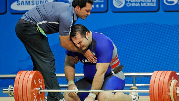 Iranian takes weightlifting title despite collapse