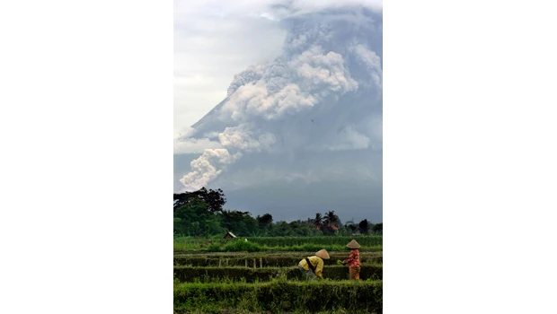 Indonesia volcano shoots new blast; 21 more rumble