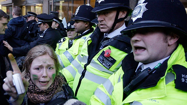 UK PM calls for prosecutions after violent demo