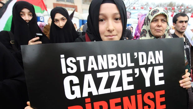 Thousands greet flotilla ship; Ankara holds out for apology