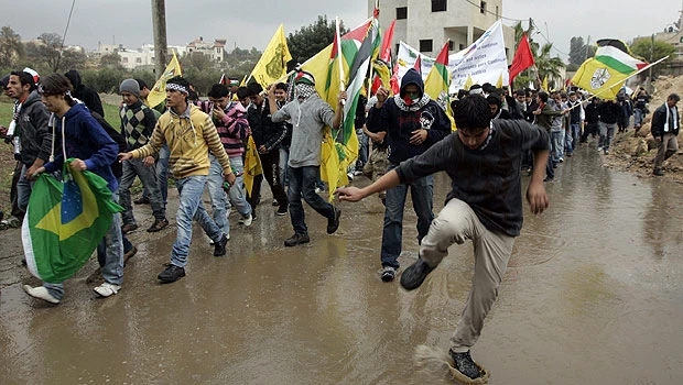 Israelis close W. Bank village to thwart separation wall protest