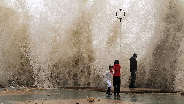 Storms, snow, rains lash Mideast; Madinah valley being evacuated