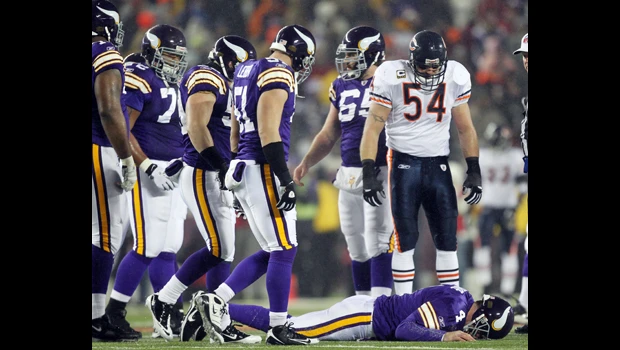 Favre injured, Bears beat Vikings to win North