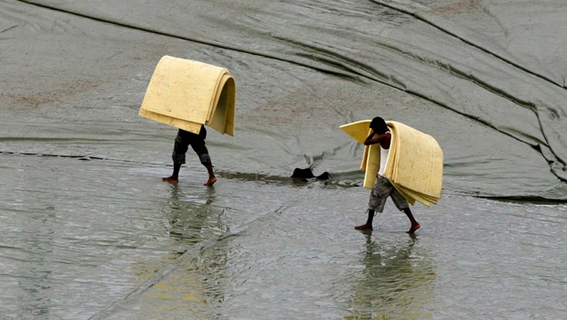 Rain halts Sri Lanka push in final Test