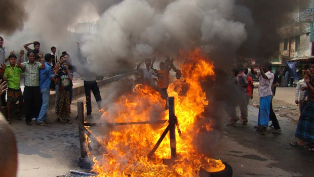 Bangladesh garment workers, police clash; 100 hurt