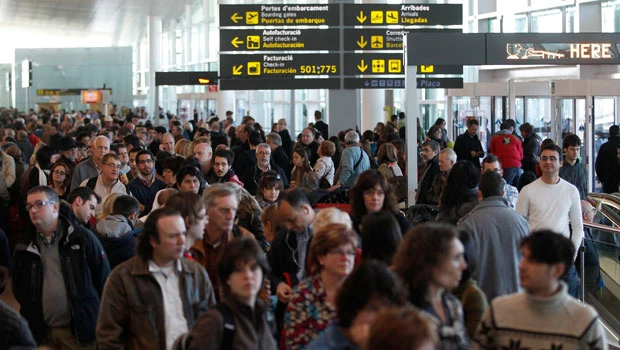 Spain gets tough to end strike at airports