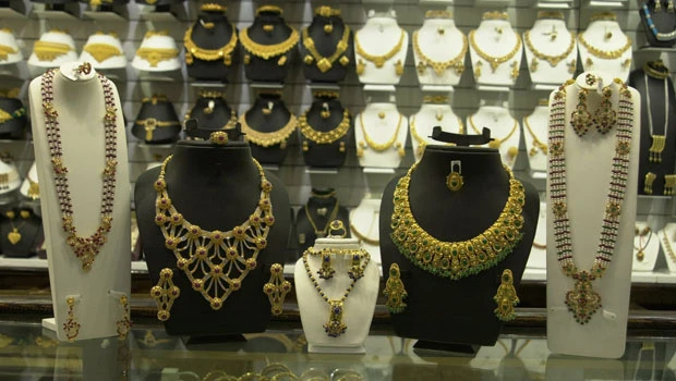 Jewelers debate benefits of hiring saleswomen