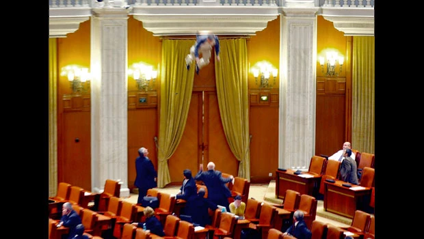 Romania government survives no-confidence motion