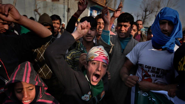 Suspected rebels kill 2 Indian soldiers in Kashmir