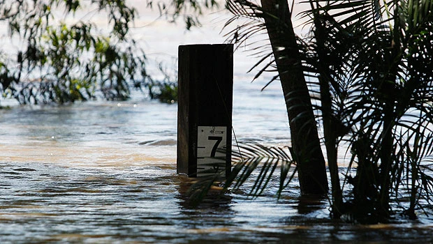 Australia floods strand 200,000